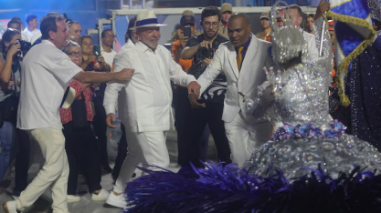 Desfile sobre Lula cita Temer e tem Bolsonaro como Bozo; oposição reage