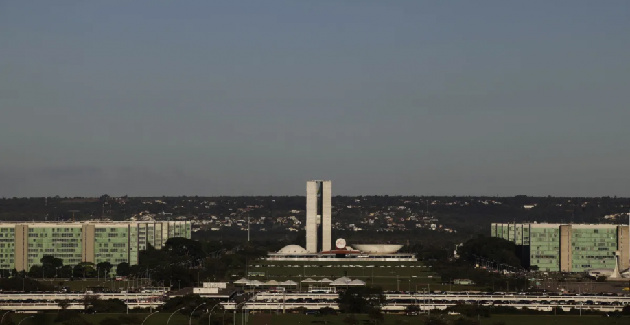 Oposição e governistas apoiam decisão de Dino que suspende penduricalhos