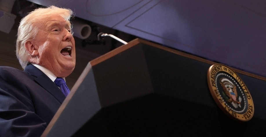 Trump afirma que aumentará tarifa global de 10% para 15%