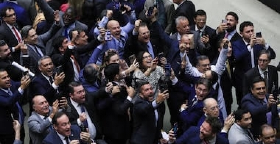 Oposição planeja cinco frentes para desgastar governo Lula em ano eleitoral