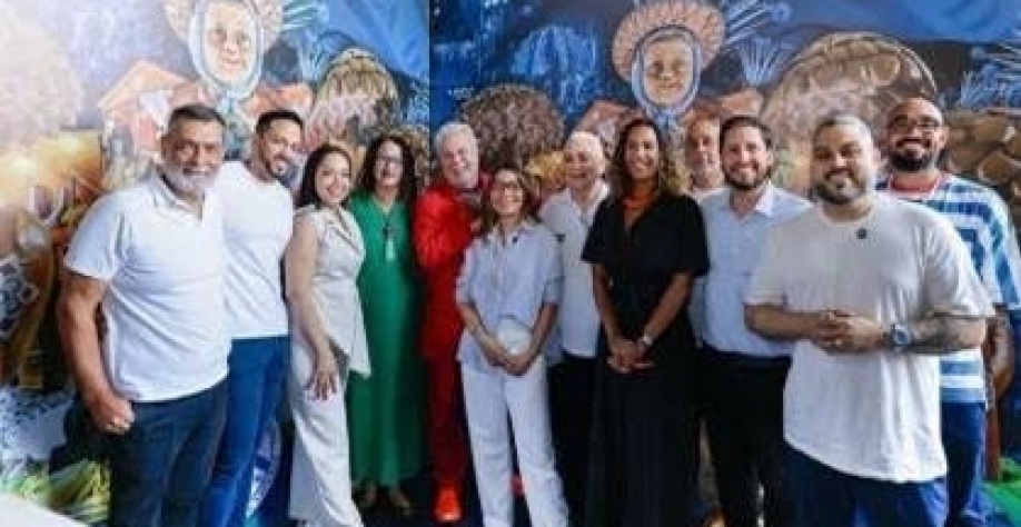 Janja viajou ao Rio com avião da FAB e visitou escola que homenageou Lula 