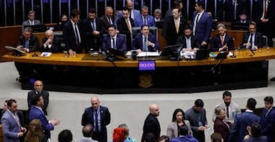 Brasília aprova novo regime trabalho e País paga a conta