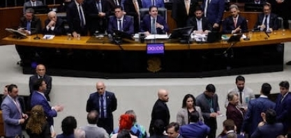 Brasília aprova novo regime trabalho e País paga a conta