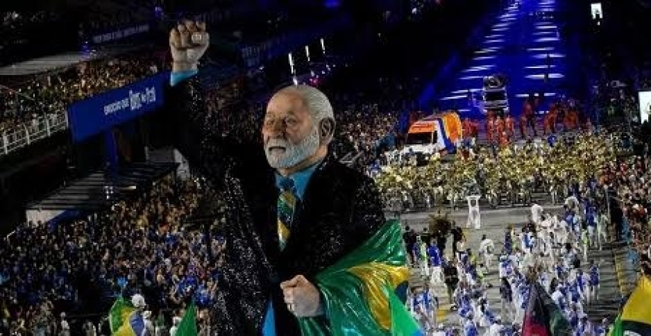 Arriscada homenagem a Lula resulta em rebaixamento no Carnaval
