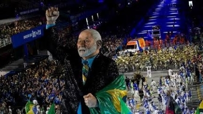 Arriscada homenagem a Lula resulta em rebaixamento no Carnaval