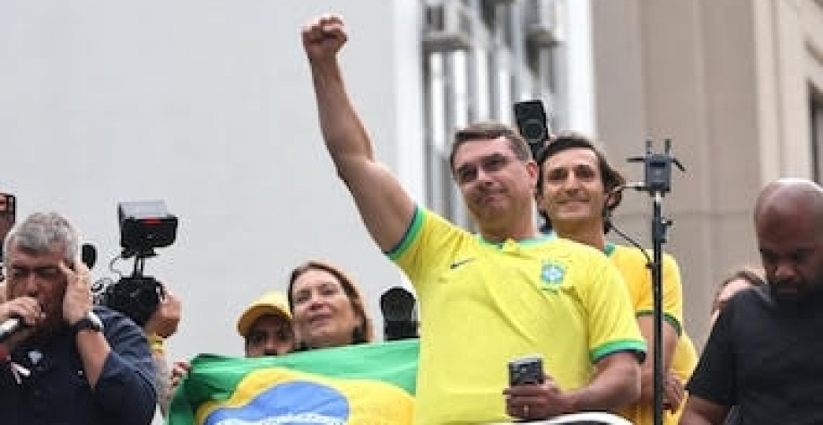 A ‘biruta’ de Trump segue os ventos e as pesquisas e aponta para Flávio