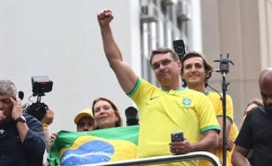 A ‘biruta’ de Trump segue os ventos e as pesquisas e aponta para Flávio