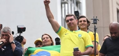 A ‘biruta’ de Trump segue os ventos e as pesquisas e aponta para Flávio