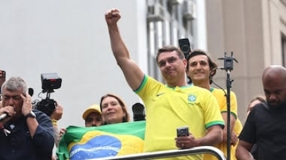 A ‘biruta’ de Trump segue os ventos e as pesquisas e aponta para Flávio