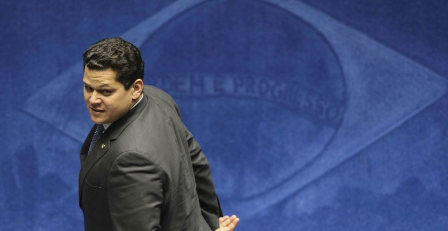 O Senado de joelhos: O escudo de Alcolumbre - Por Paula Sousa