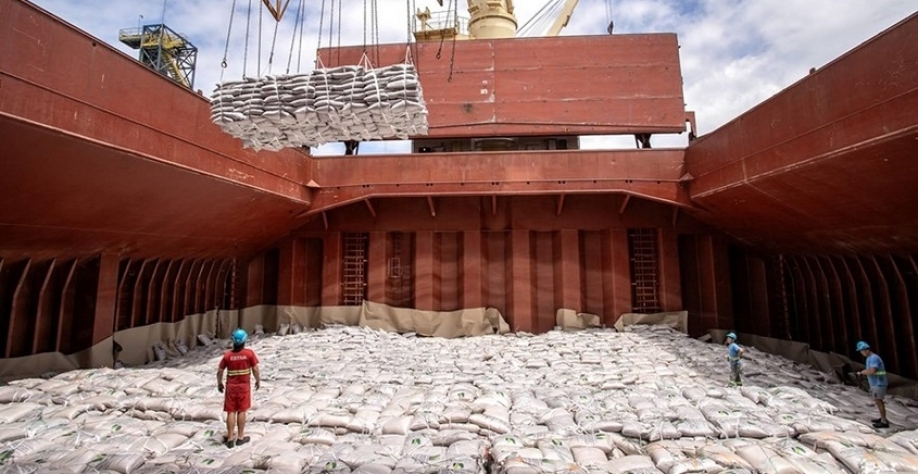 Navios com açúcar param no meio do caminho e completam rota por terra