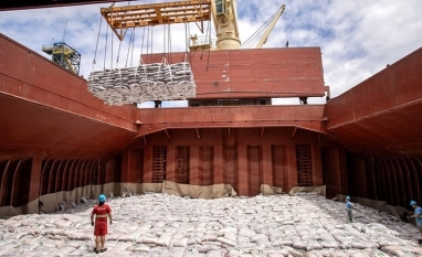 Navios com açúcar param no meio do caminho e completam rota por terra