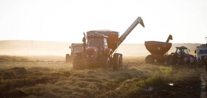 Produtores do RS paralisam trabalhos de colheita após falta de combustível