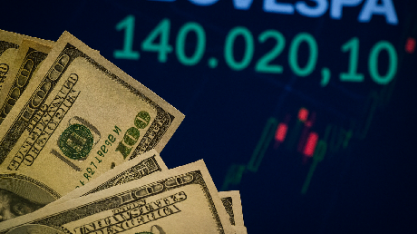 Dólar cai e fecha a R$ 5,12; Ibovespa recua 0,13%