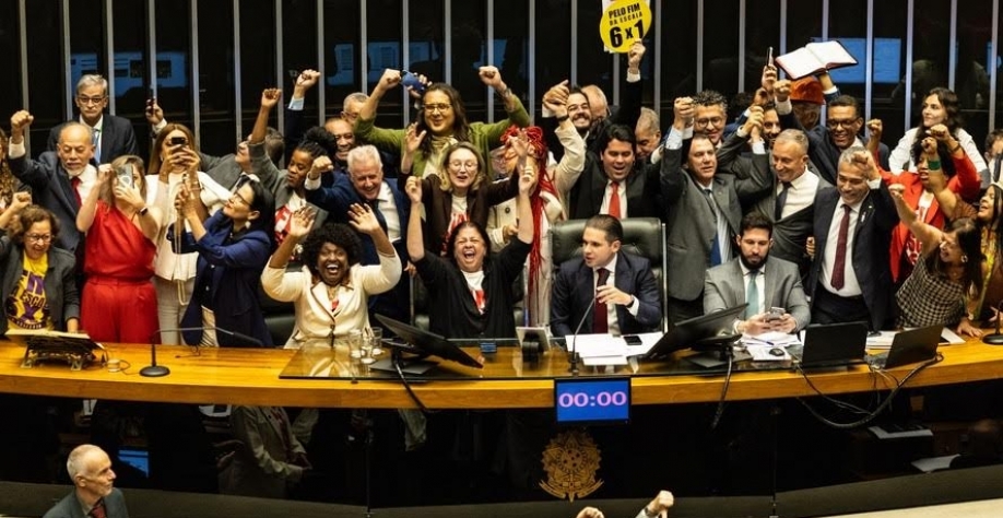 Fim da escala 6x1 é aprovada na Câmara e proposta vai ao Senado