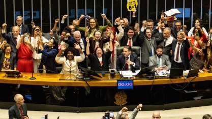 Fim da escala 6x1 é aprovada na Câmara e proposta vai ao Senado