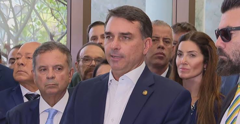 Flávio diz que suspenderá reforma tributária por um ano caso seja eleito