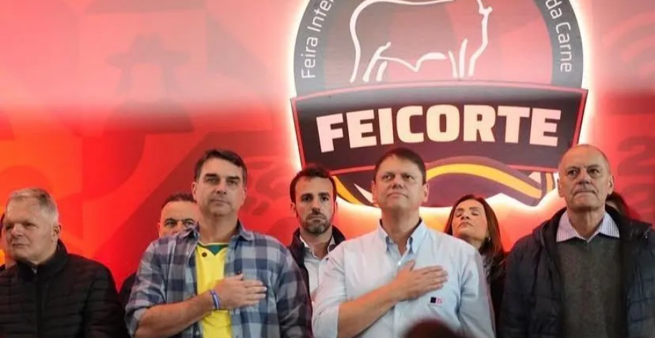 Flávio e Tarcísio acenam para segurança e agro em feira no interior de SP