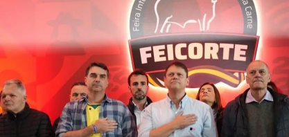 Flávio e Tarcísio acenam para segurança e agro em feira no interior de SP