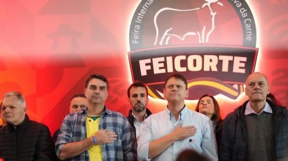 Flávio e Tarcísio acenam para segurança e agro em feira no interior de SP