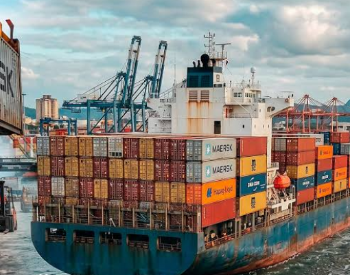 Balança comercial tem superávit de US$ 7,8 bi com queda de vendas aos EUA