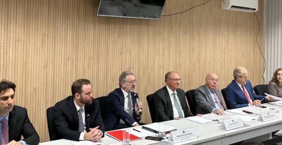 Lula provoca tarifaços traindo os brasileiros para tentar seu 4º mandato
