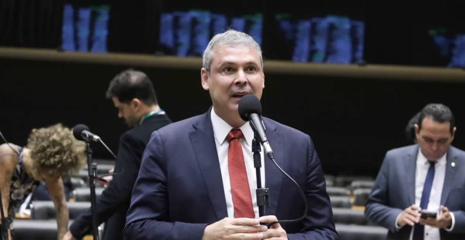 Lindbergh baixa tom e busca PL para falar de acusação contra vice de Flávio