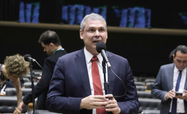 Lindbergh baixa tom e busca PL para falar de acusação contra vice de Flávio