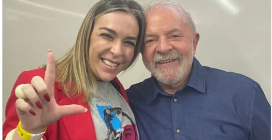 Flávio publica fotos de Lula com lobista após presidente negar conhecê-la