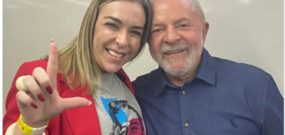 Flávio publica fotos de Lula com lobista após presidente negar conhecê-la