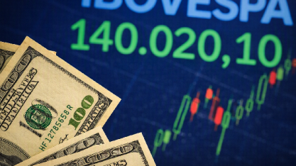 Dólar recua e Ibovespa avança com eleições no radar dos investidores