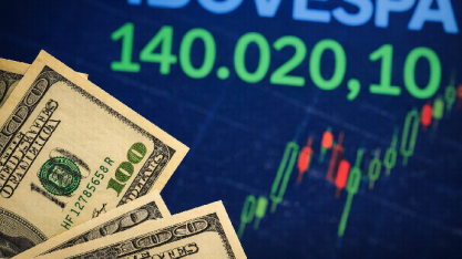 Dólar sobe a R$ 5,14, com foco em política brasileira; Ibovespa cai