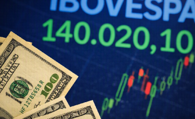 Dólar sobe e fecha a R$ 5,14 com cenário político no Brasil; Ibovespa cai