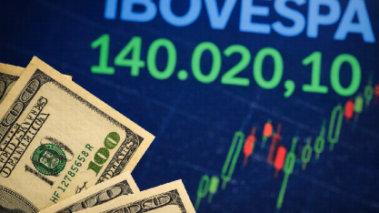 Dólar sobe e fecha a R$ 5,14 com cenário político no Brasil; Ibovespa cai