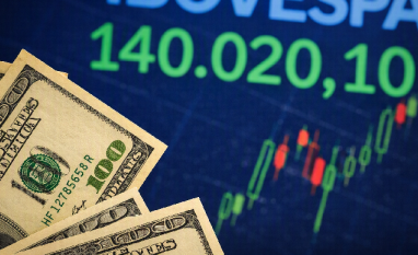 Dólar cai e fecha a R$ 5,17; Ibovespa sobe, mas saída de estrangeiros em agosto é a maior de 2026