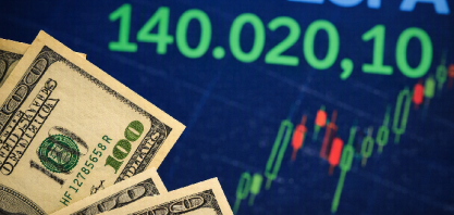 Dólar cai e fecha a R$ 5,17; Ibovespa sobe, mas saída de estrangeiros em agosto é a maior de 2026