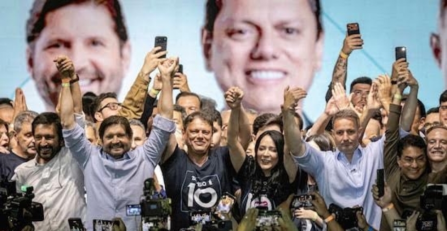  Tarcísio de Freitas é reeleito governador de São Paulo no 1º turno 