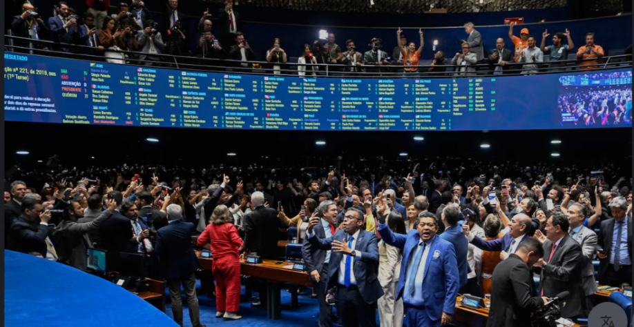 Senado aprova PEC que acaba com a escala 6x1; texto vai à promulgação