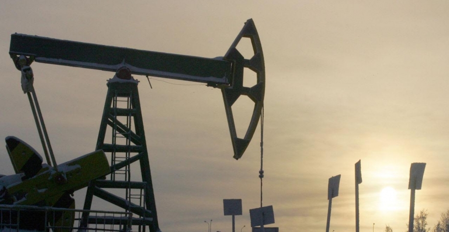 Legenda: O petróleo dos EUA (WTI) atingiu a máxima de 112,51 dólares o barril, e fechou em alta de 7,19 dólares, ou 7%, a 110,60 dólares (Imagem: REUTERS/Sergei Karpukhin)